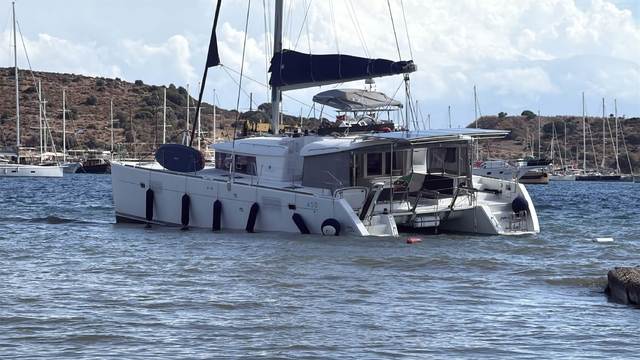Bodrum'da kuvvetli rüzgar; tekne karaya vurdu (2)