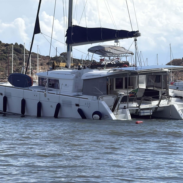 Bodrum'da kuvvetli rüzgar; tekne karaya vurdu (2)