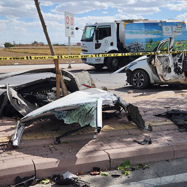 Kırmızı ışıkta duran otomobil, aracın çarpması ile ikiye bölündü; kaza kame...