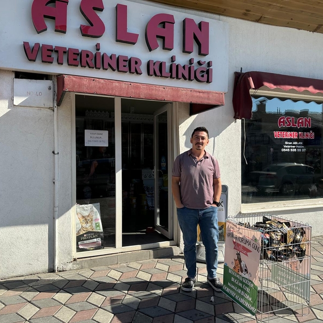 Veteriner hekim ücretsiz mama dağıttı