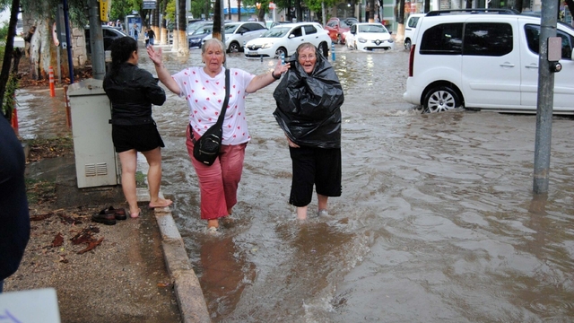 Muğla'da sağanak; oteli su bastı, deniz kahverengine döndü (3)