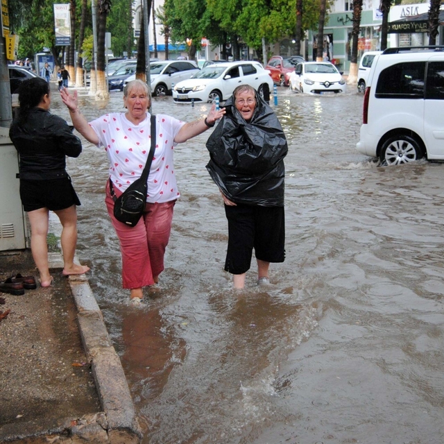 Muğla'da sağanak; oteli su bastı, deniz kahverengine döndü (3)