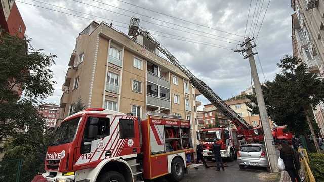 Kocaeli'de apartmanın çatısında çıkan yangın söndürüldü
