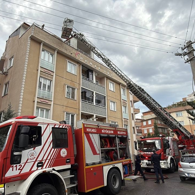 Kocaeli'de apartmanın çatısında çıkan yangın söndürüldü