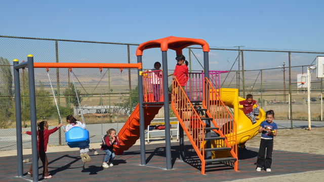 Hasköy'de köy okulunun bahçesine oyun grubu kuruldu