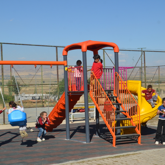 Hasköy'de köy okulunun bahçesine oyun grubu kuruldu