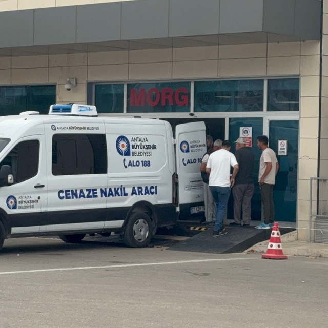 Antalya'da otomobil ile hafif ticari araç çarpıştı, 1 kişi öldü, 3 kişi yar...