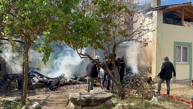 Gümüşhacıköy'deki yangında konteyner kullanılamaz hale geldi
