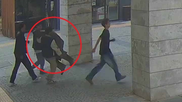 Bursa'da gençlerden Nazım ve Münevver'e tebessüm ettiren dokunuş