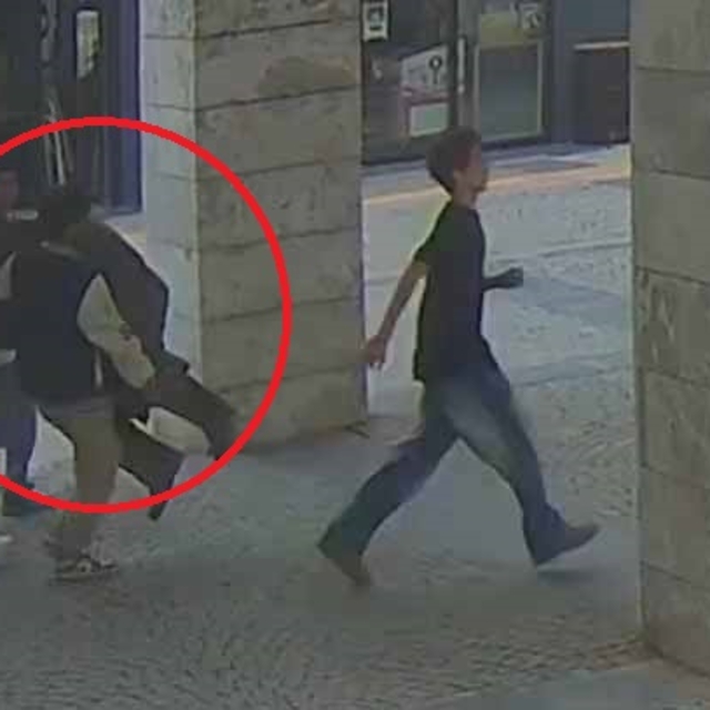 Bursa'da gençlerden Nazım ve Münevver'e tebessüm ettiren dokunuş