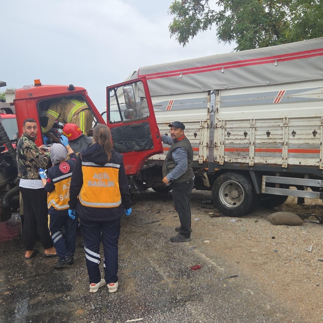 Bursa'da çekici ve kamyonetin karıştığı kazada 4 kişi yaralandı