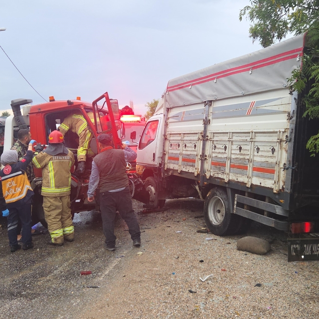 Bursa'da traktör yüklü çekici ile kamyonet çarpıştı: 4 yaralı