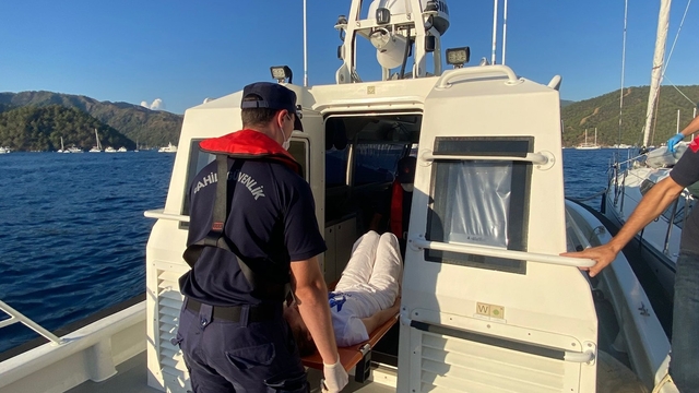 Fethiye açıklarında yatta yaralanan kişi tahliye edildi
