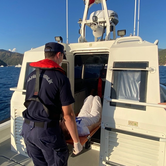 Fethiye açıklarında yatta yaralanan kişi tahliye edildi