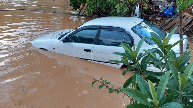 Kaş'ta sağanak hayatı olumsuz etkiledi