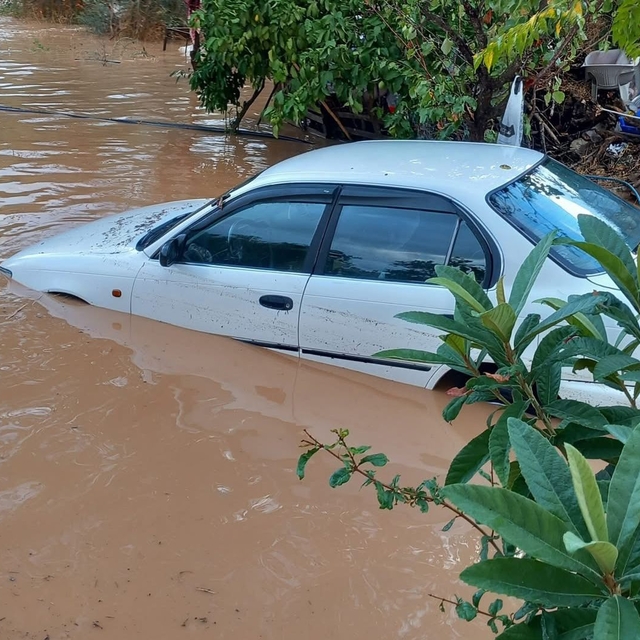Kaş'ta sağanak hayatı olumsuz etkiledi