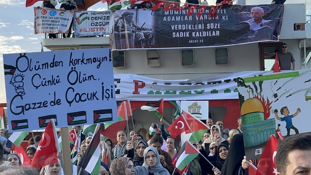 Zonguldak'ta İsrail'i protesto için denize açıldılar
