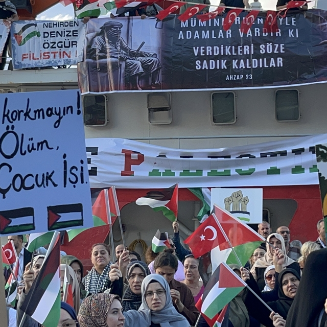 Zonguldak'ta İsrail'i protesto için denize açıldılar