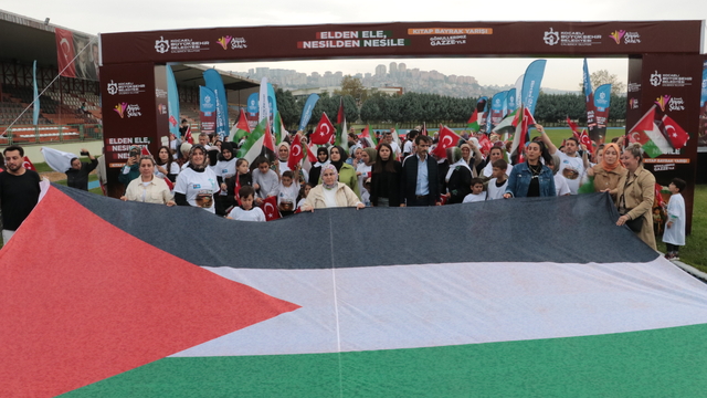 Kocaeli'de bayrak yarışına katılan aileler, Gazze'ye destek mesajı taşıdı