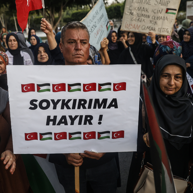 Mersin'de "Gazze Halkı ve Küresel Sumud Filosu'na Destek Buluşması" yapıldı...