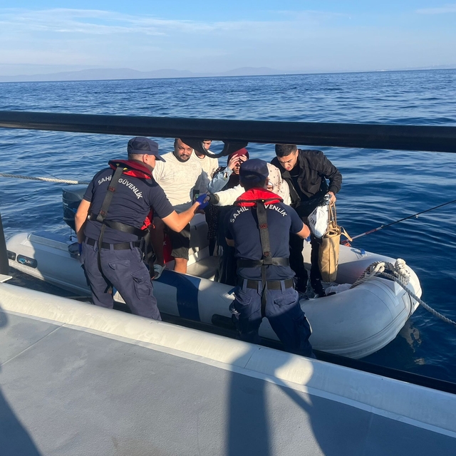 İzmir açıklarında 44 düzensiz göçmen yakalandı