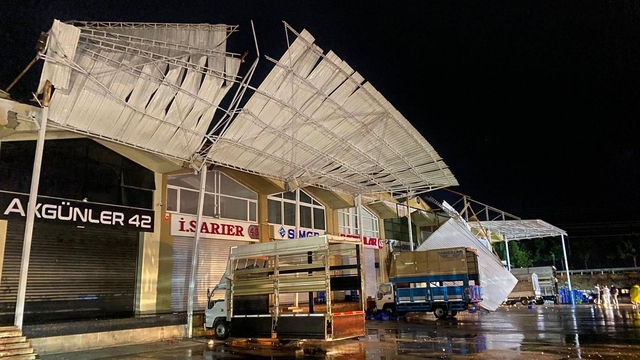 Antalya'nın Demre ilçesinde sağanak ve hortum hayatı olumsuz etkiledi