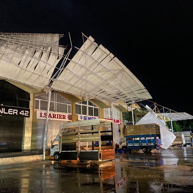Antalya'nın Demre ilçesinde sağanak ve hortum hayatı olumsuz etkiledi
