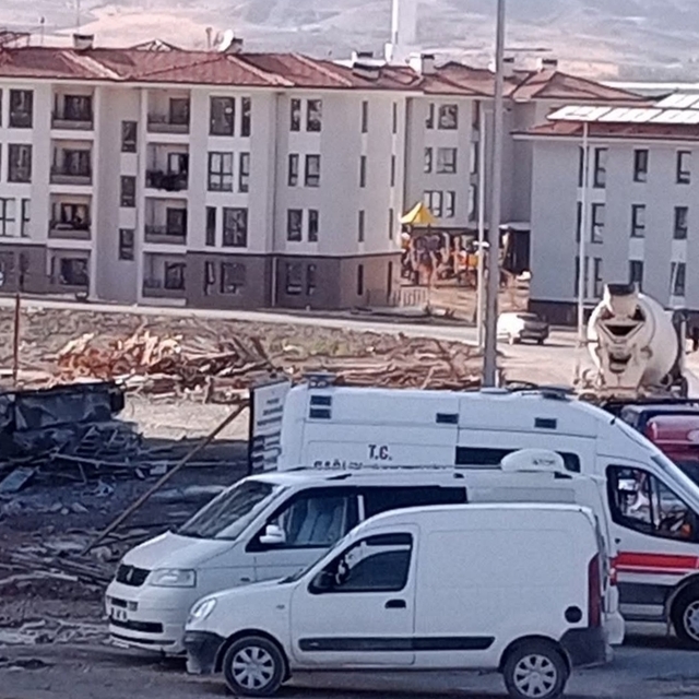 Malatya'da inşaata beton dökümü esnasında kalıbın çökmesi sonucu 2 işçi yar...