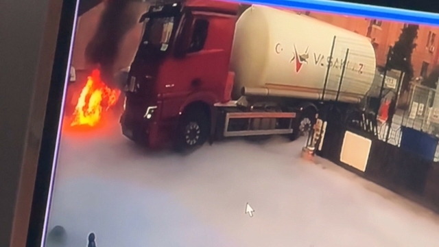 Otomobili alev alan sürücü: Yangın, tıbbi oksijen dolum yapıldığı anda çevreye yayılan gaz nedeniyle çıktı