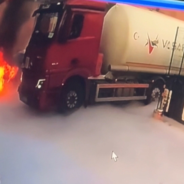 Otomobili alev alan sürücü: Yangın, tıbbi oksijen dolum yapıldığı anda çevr...