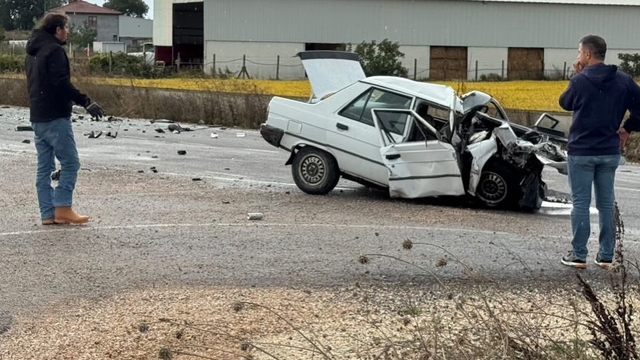 Balıkesir'de öğrenci servisi ile otomobil çarpıştı: 2 ölü, 7 yaralı