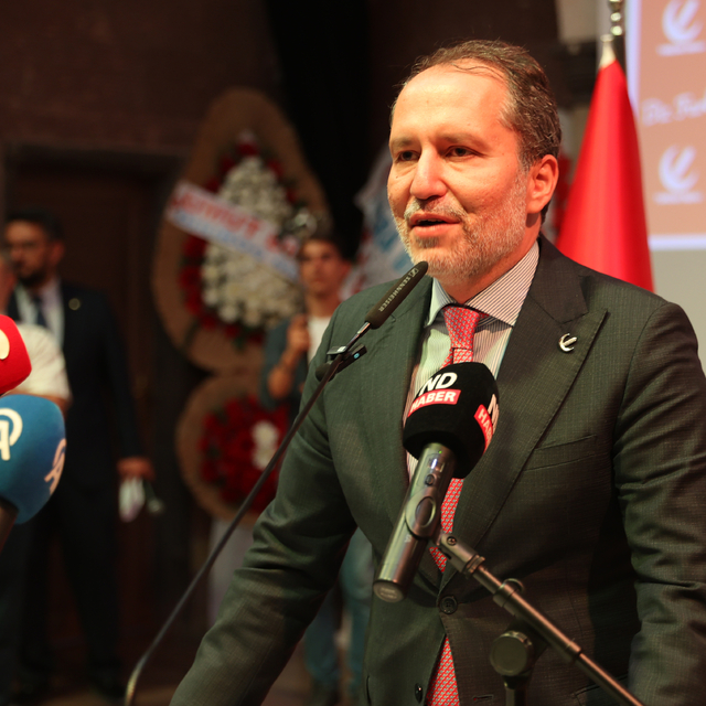 Yeniden Refah Partisi Genel Başkanı Erbakan, partisinin Nevşehir il kongres...