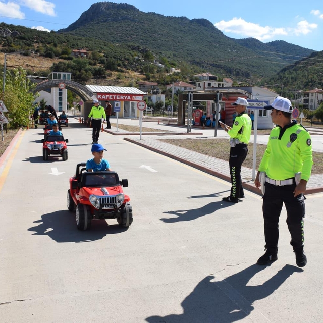 Bucak'ta ilkokul öğrencilerine trafik eğitimi verildi