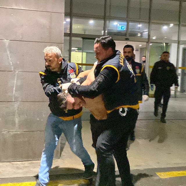 Camide 2 kişiyle ilişkiye girdiğini iddia ettiği kız kardeşine şiddet uygul...