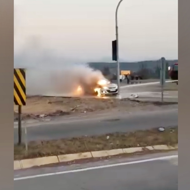 Işıklarda bekleyen otomobilin alev alev yanması kamerada
