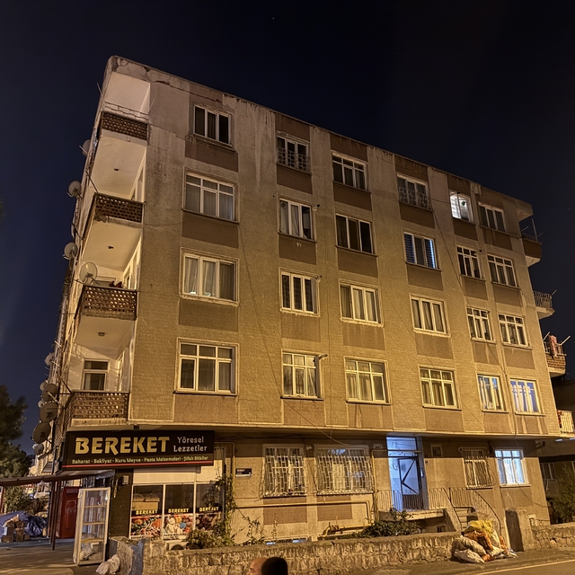 Kayseri'de bir binada zemindeki seramiklerin patlaması paniğe neden oldu