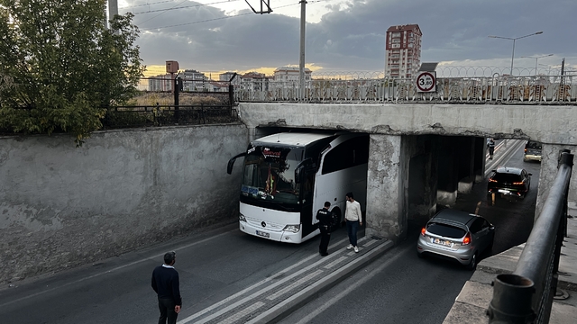 Ağrı 1970 Spor'un takım otobüsü, Kayseri'de altgeçide sıkıştı