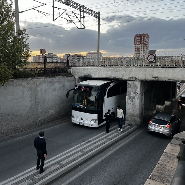 Ağrı 1970 Spor'un takım otobüsü, Kayseri'de altgeçide sıkıştı