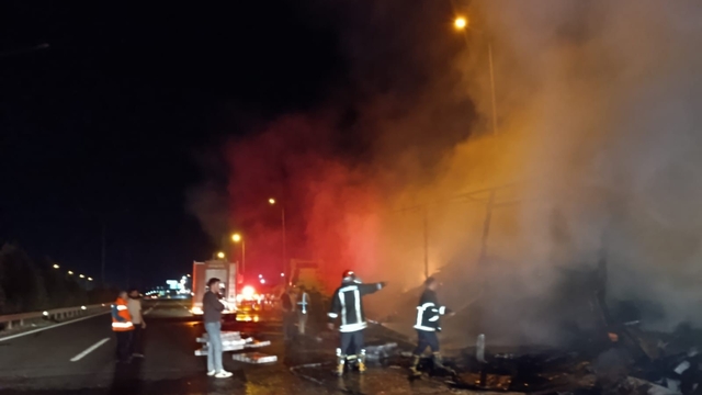 Şanlıurfa'da elektronik eşya yüklü TIR dorsesinin yanması kamerada