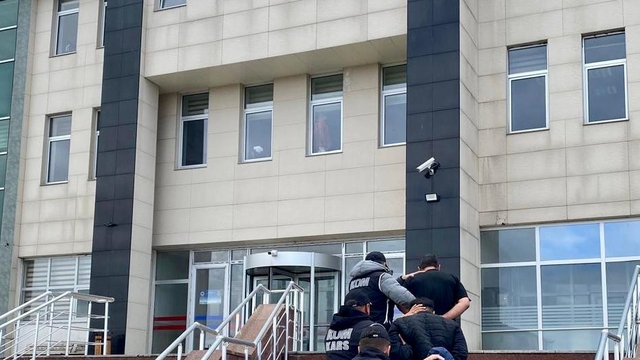 Kars'ta yasa dışı silah ticareti operasyonunda 3 şüpheli tutuklandı