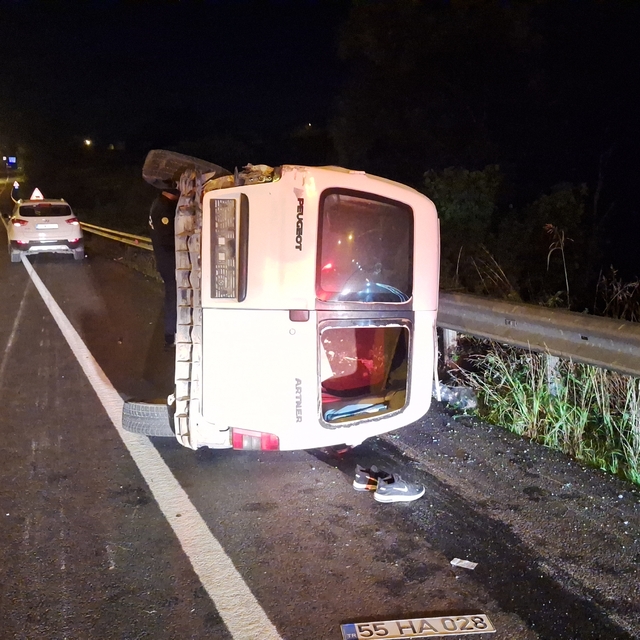 Samsun'da hafif ticari araçla çarpışan otomobilin sürücüsü yaralandı