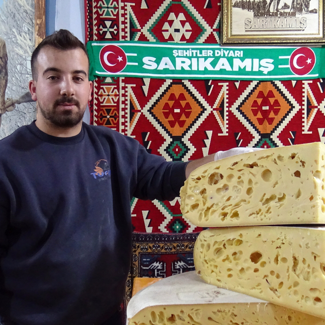 Kars'ın tescilli gravyer peyniri tezgahlarda yerini aldı