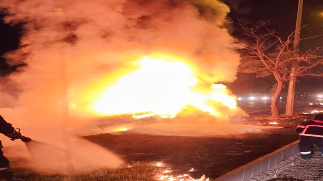 Alev alan otomobilde yaralanmıştı; kurtarılamadı