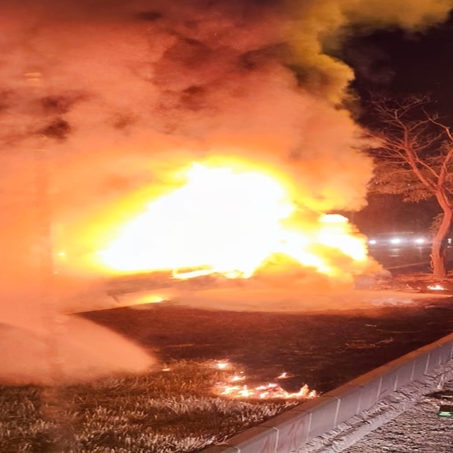Alev alan otomobilde yaralanmıştı; kurtarılamadı