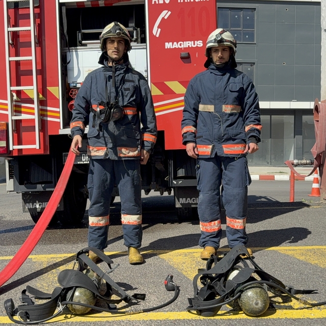 İtfaiyede öğrencilere 'yangına müdahale' dersi