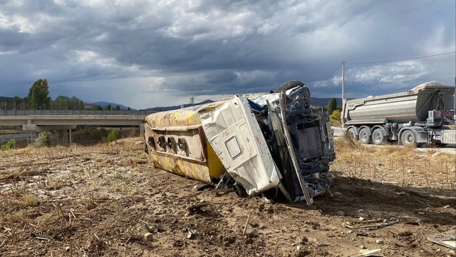 Bilecik'te devrilen tankerin sürücüsü yaralandı