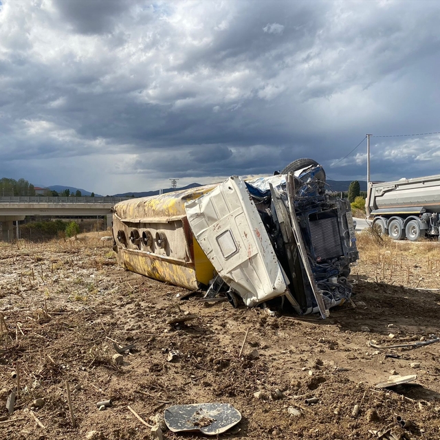 Bilecik'te devrilen tankerin sürücüsü yaralandı