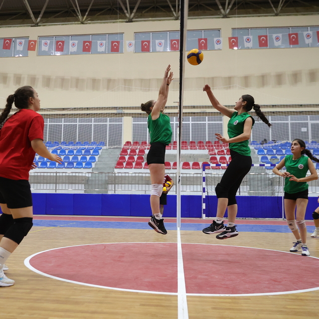 Hakkari'de kadın voleybolcular başarılarıyla hemcinslerine örnek olmak isti...