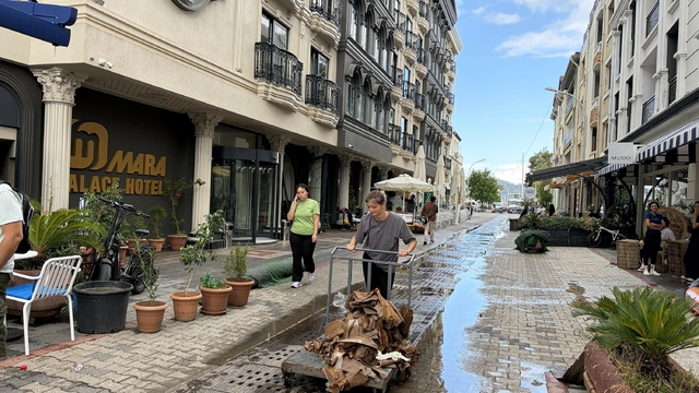 Fethiye'de sağanak sonrası sel suları çekildi; temizlik çalışması yapıldı
