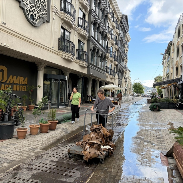 Fethiye'de sağanak sonrası sel suları çekildi; temizlik çalışması yapıldı
